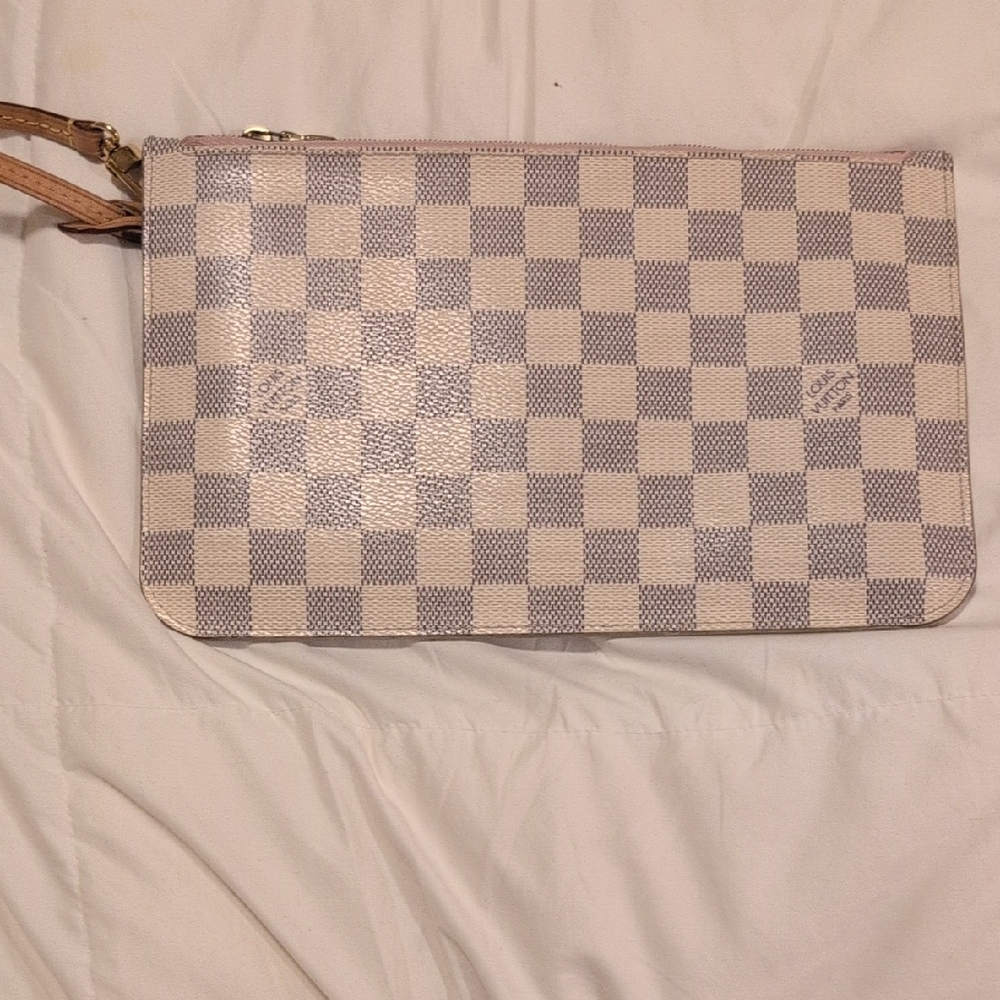 Designer-style Cream Checkered Wristlet Clutch